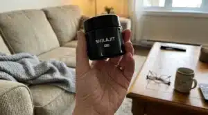 Photo UGC de Pur Shilajit PrimaVie tenue par Claire dans son salon, test apres 60 jours