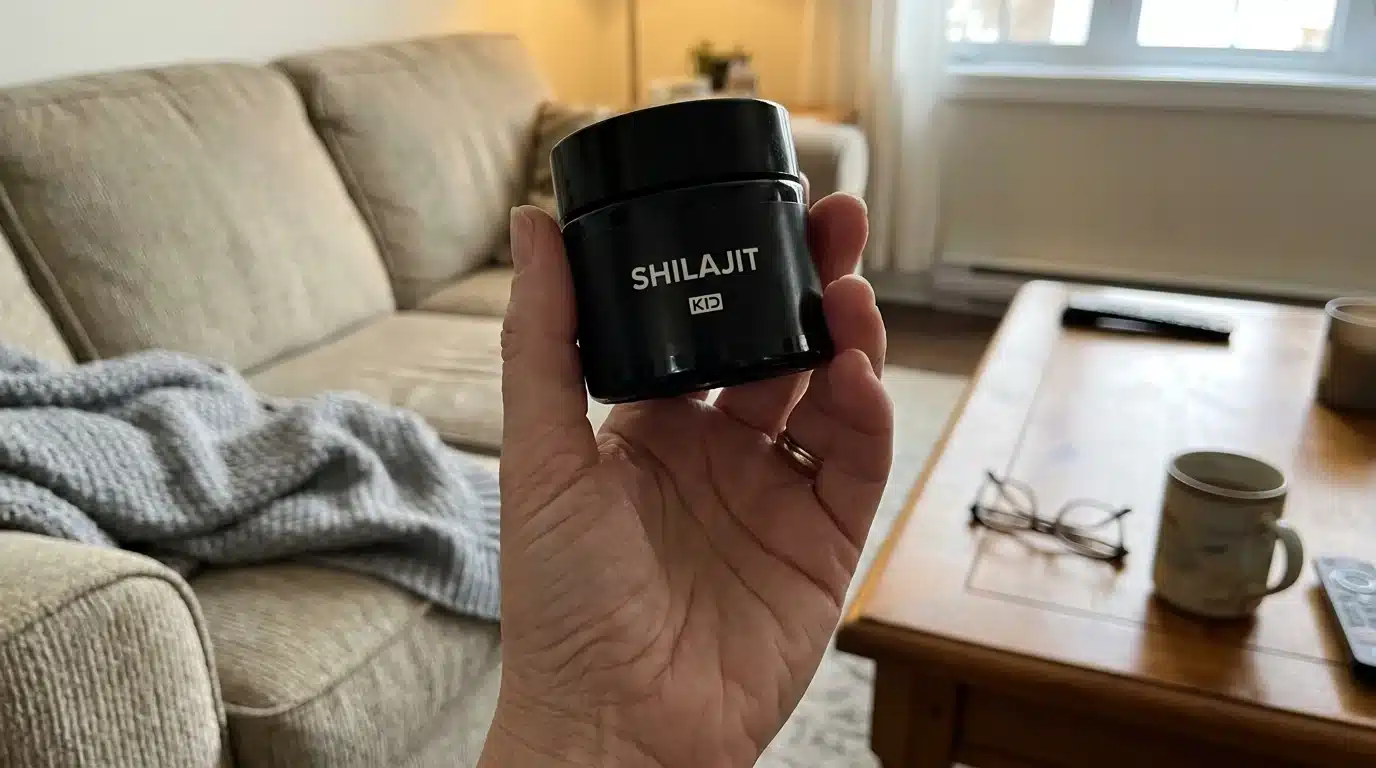 Photo UGC de Pur Shilajit PrimaVie tenue par Claire dans son salon, test après 60 jours